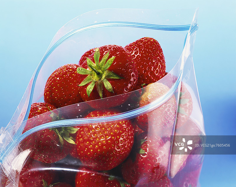 装满草莓的塑料袋图片素材