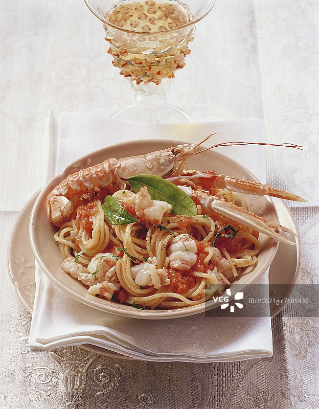 Busara风味意大利面（配小龙虾和番茄酱）图片素材