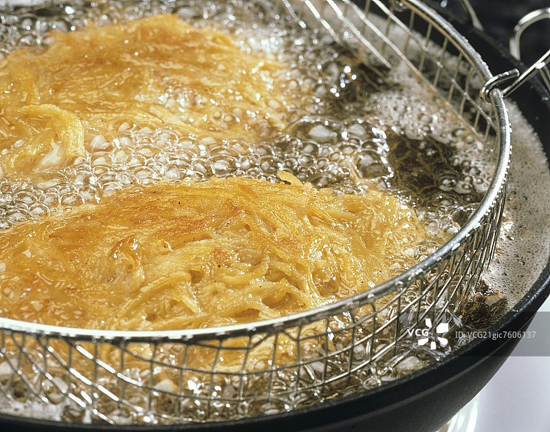 在油炸锅中炸裹有土豆涂层的火鸡图片素材