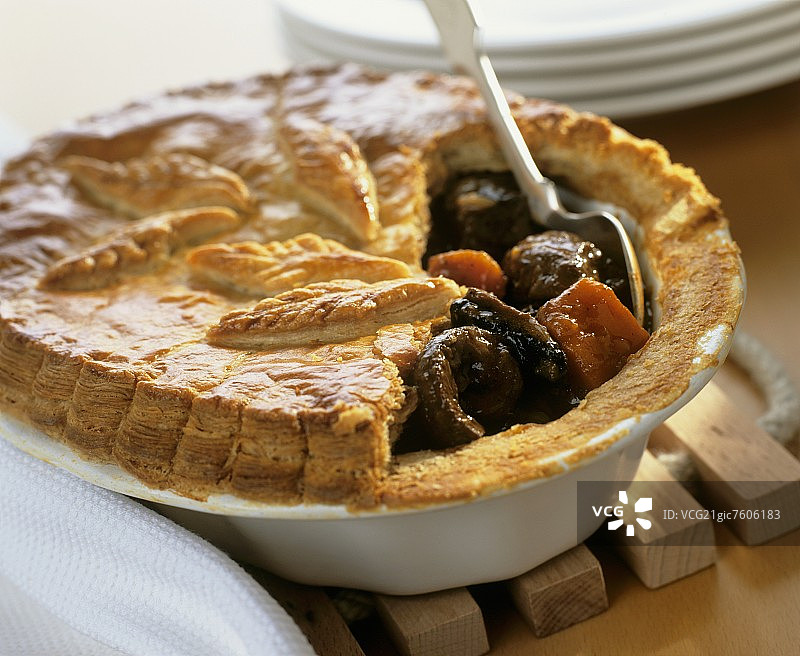 打开的牛排腰子派图片素材