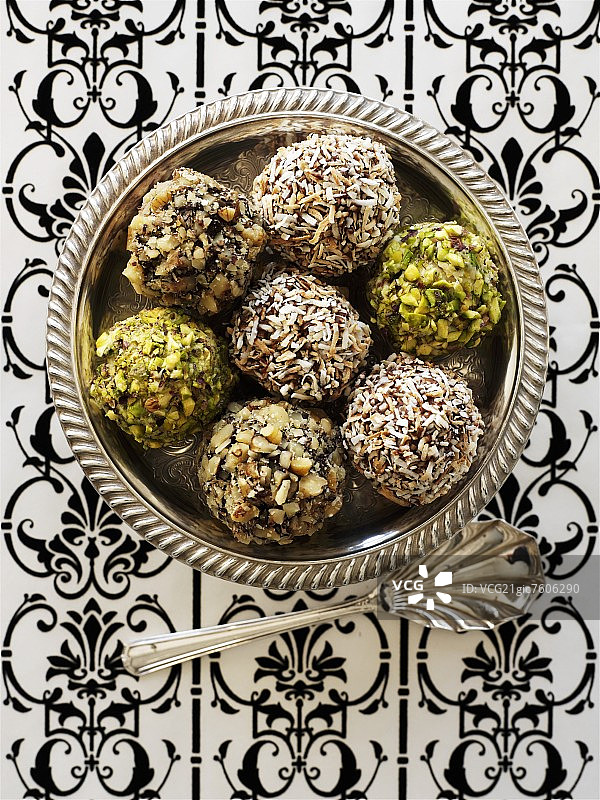 银碗里的什锦巧克力松露图片素材