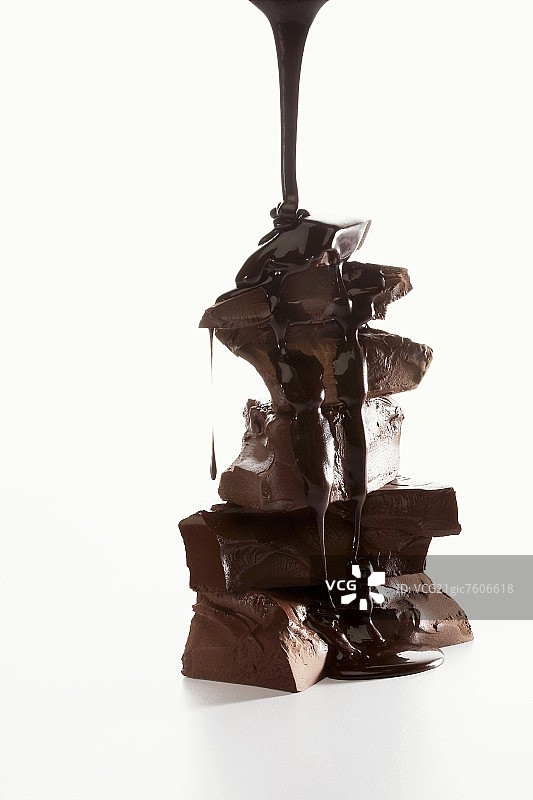 巧克力酱淋在堆叠的巧克力块上图片素材