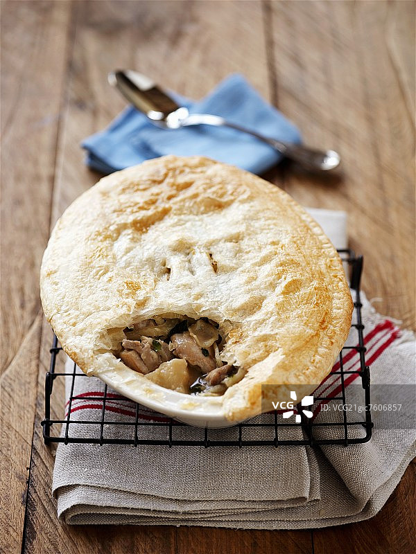 蛋糕架上的鸡肉派图片素材