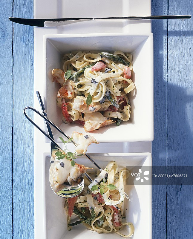 意式宽面配小龙虾、芦笋和松露酱图片素材