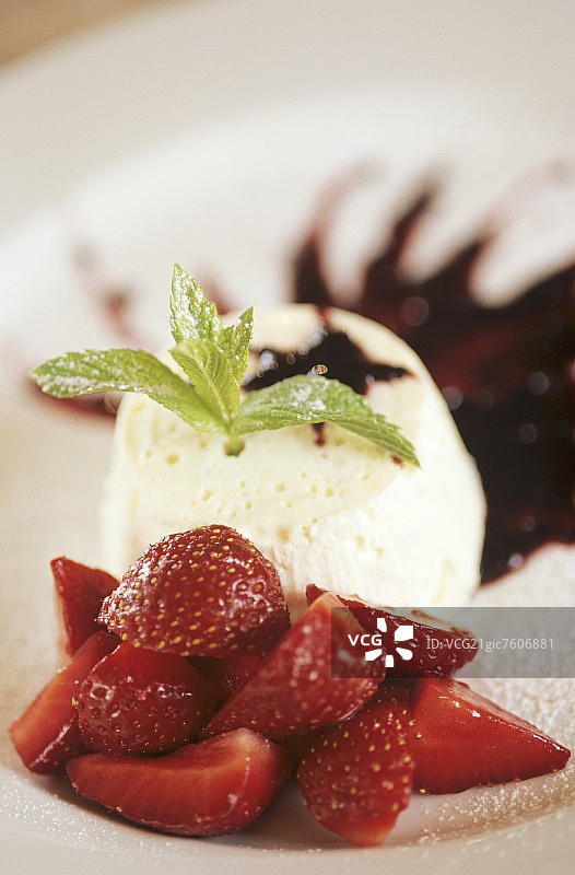 鲜奶冰淇淋（草莓巧克力口味）图片素材