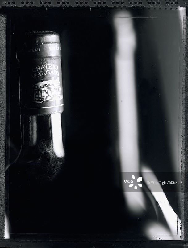 玛歌酒庄葡萄酒瓶（黑白照片）图片素材