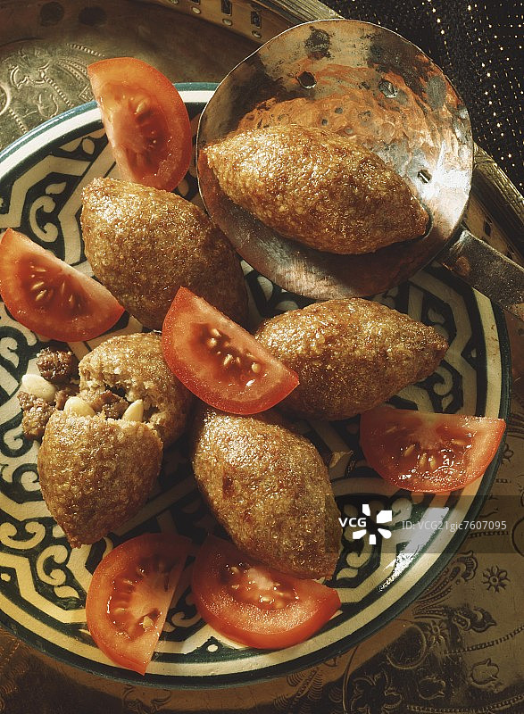 油炸保加尔肉馅饺子配番茄图片素材