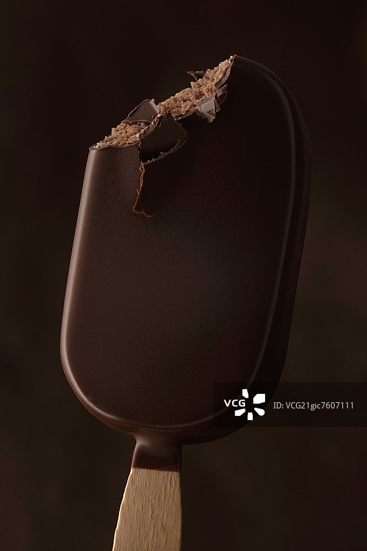 咬了一口的巧克力冰棍图片素材