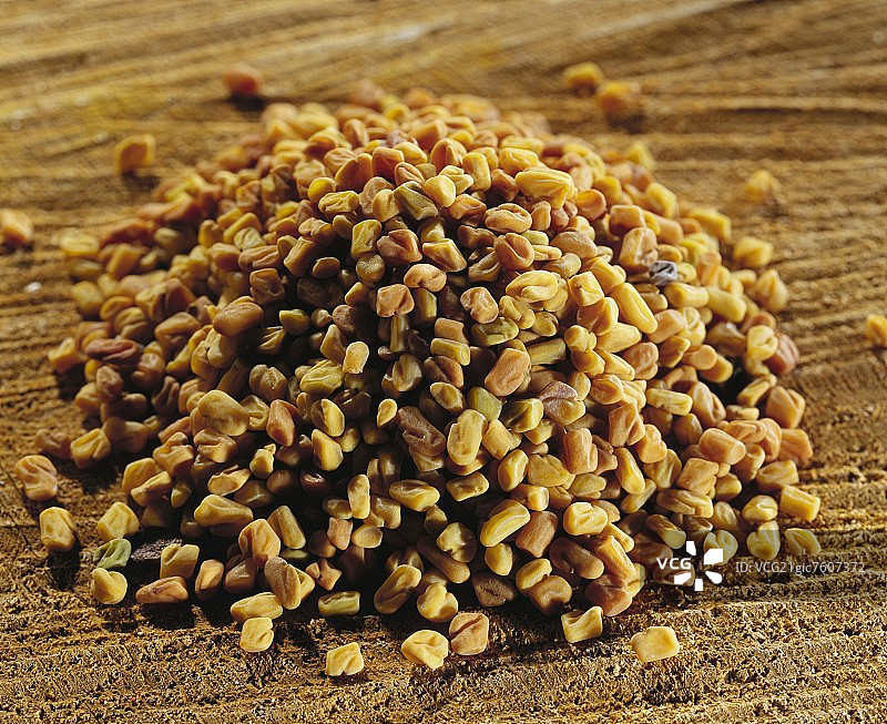 棕色背景上的胡芦巴籽图片素材