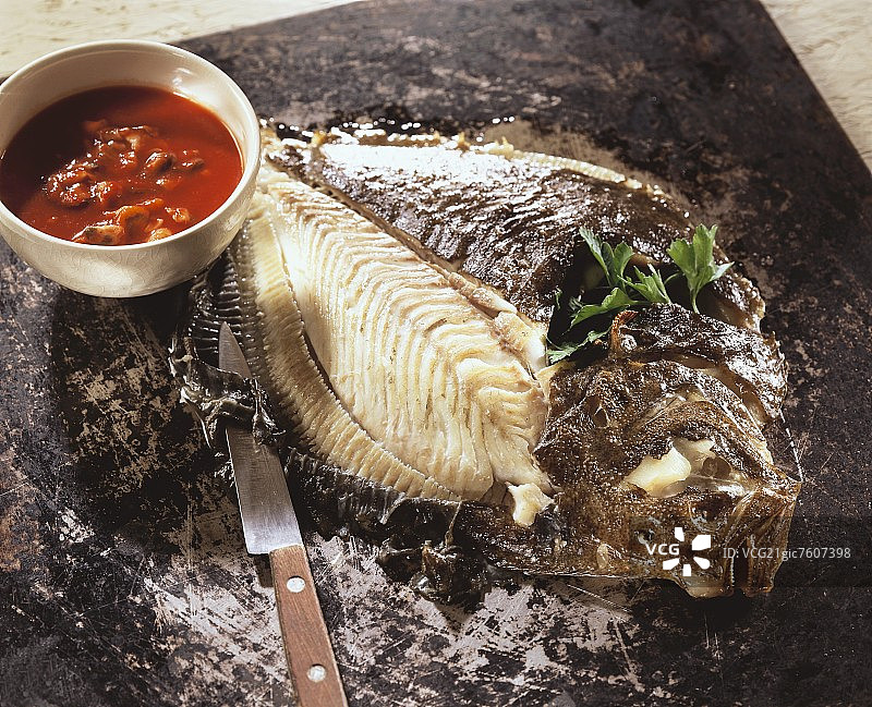 烤箱烘烤的整条菱鲆鱼图片素材