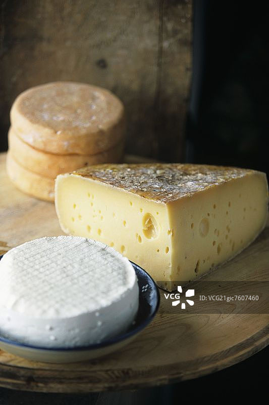 法式软奶酪、多孔奶酪和芒斯特奶酪图片素材
