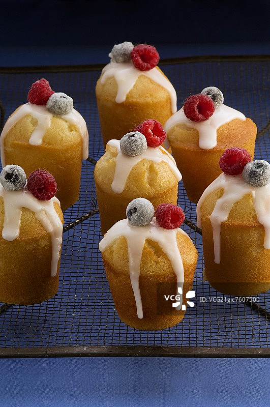 蛋糕架上的浆果冰面包图片素材