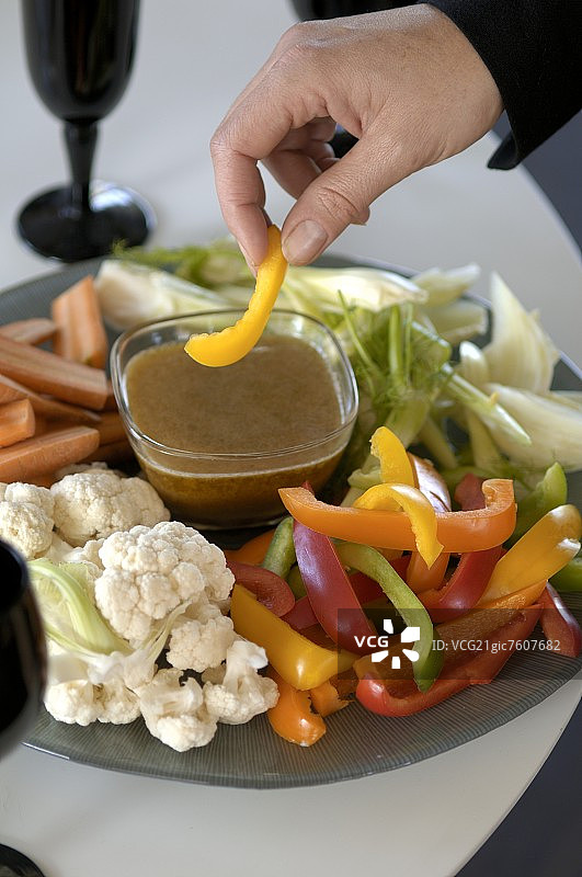 Bagna cauda（配热凤尾鱼酱的蔬菜，意大利）图片素材