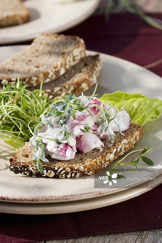 面包上的凝乳萝卜图片素材