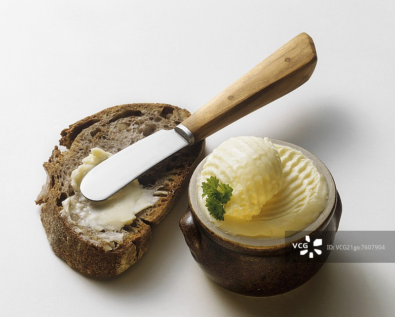 黄油面包，粗黑麦面包和黄油刀图片素材