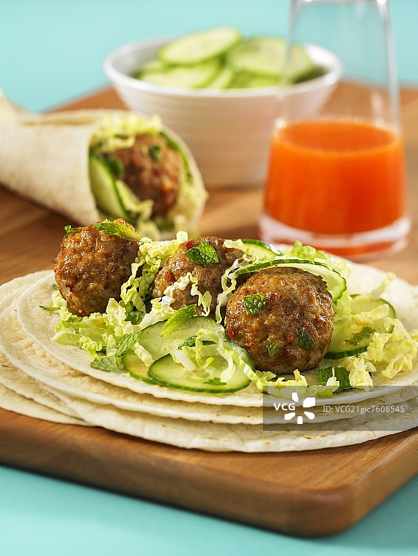 猪肉丸配沙拉和玉米饼图片素材