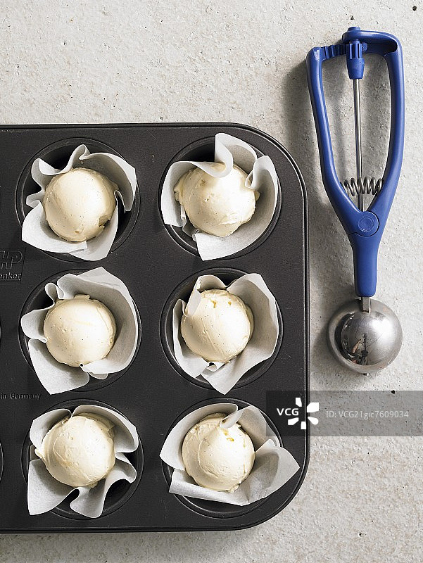 纸杯蛋糕模具中的橙色冰糕图片素材