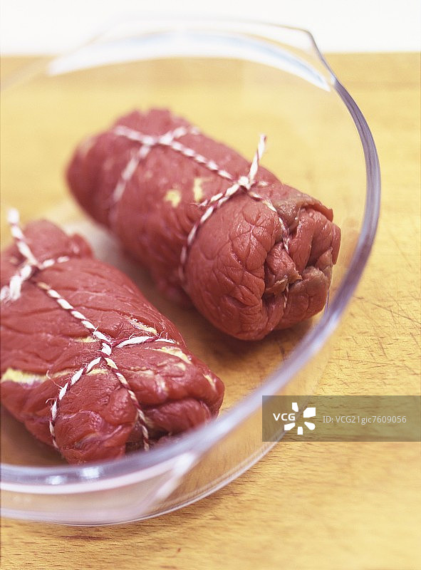 烤盘里的两份牛肉卷图片素材