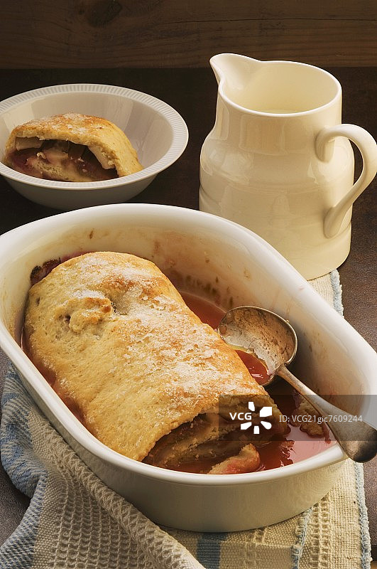 烤盘中的切片大黄馅卷图片素材