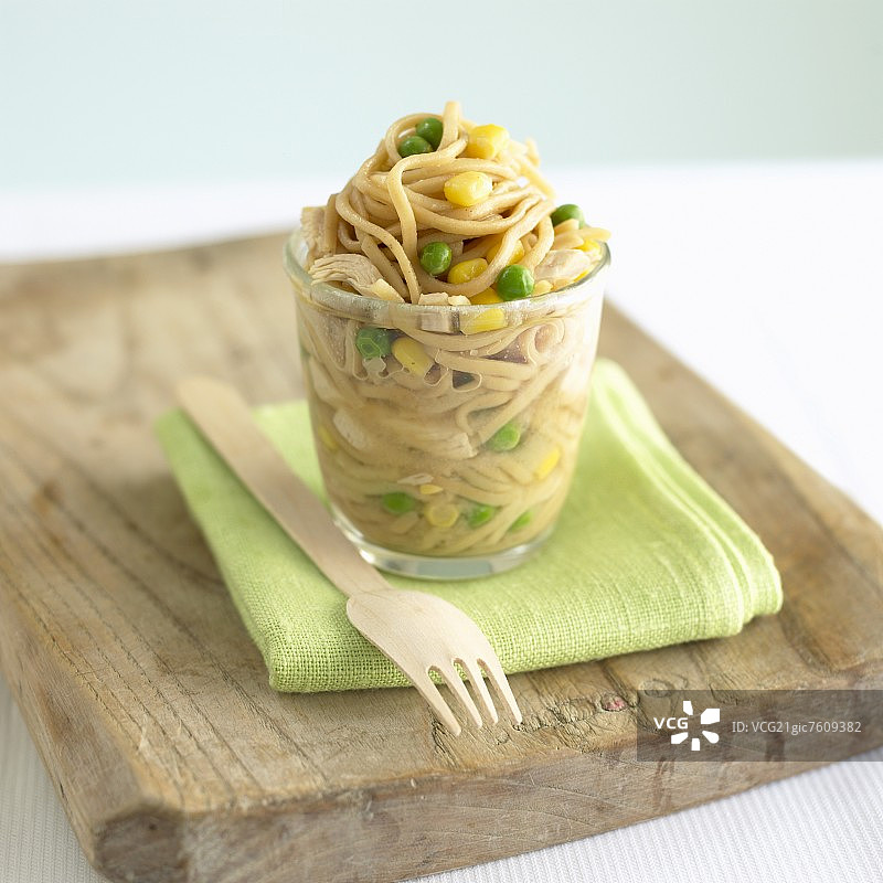 鸡肉甜玉米豌豆意大利面沙拉图片素材