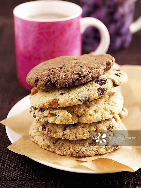 烘焙纸上的一堆饼干图片素材