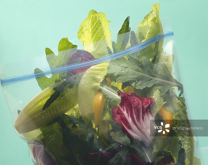 塑料袋中的什锦生菜图片素材