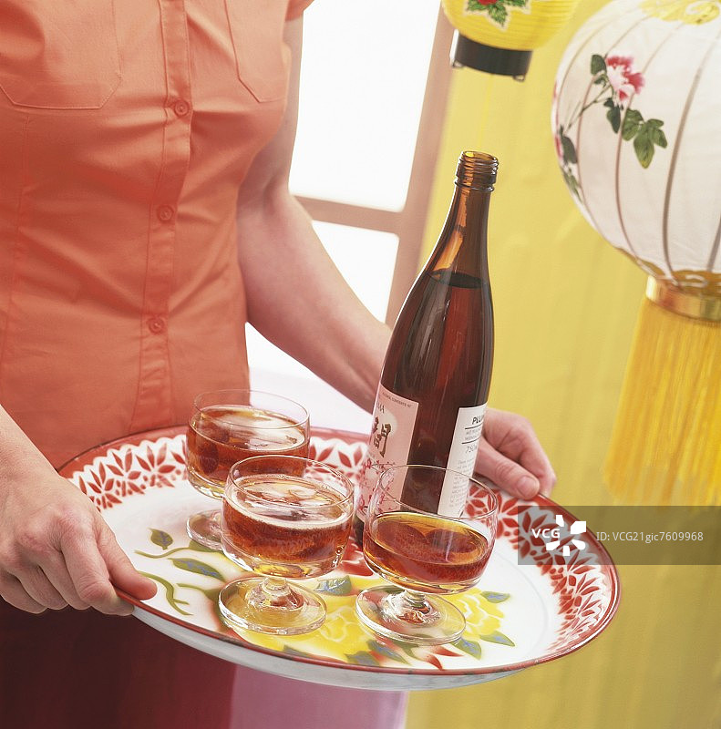 托盘，内有梅酒和三个玻璃杯图片素材