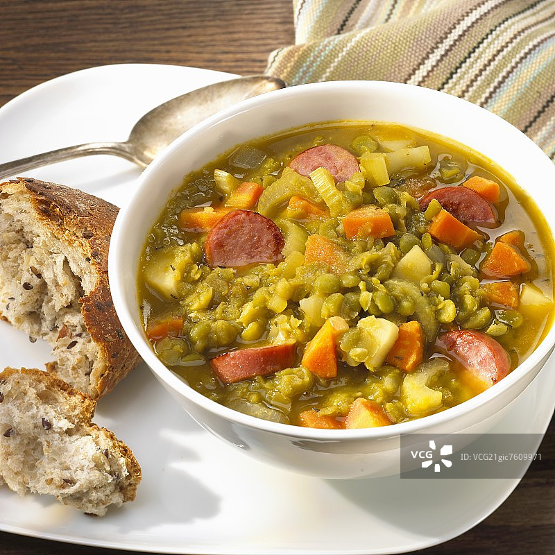 豌豆浓汤配面包图片素材