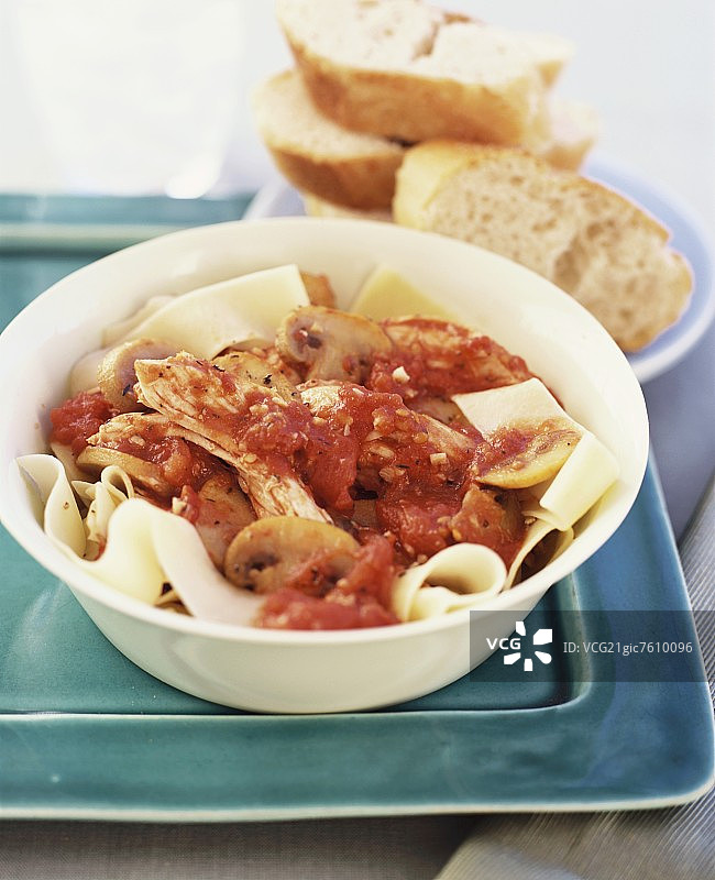 番茄酱蘑菇鸡肉意面图片素材