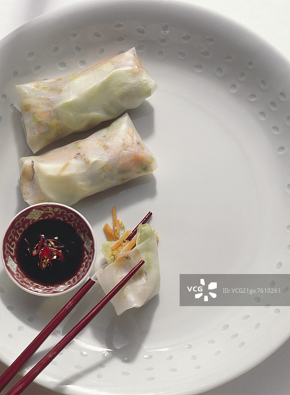 搭配蘸酱的春卷图片素材