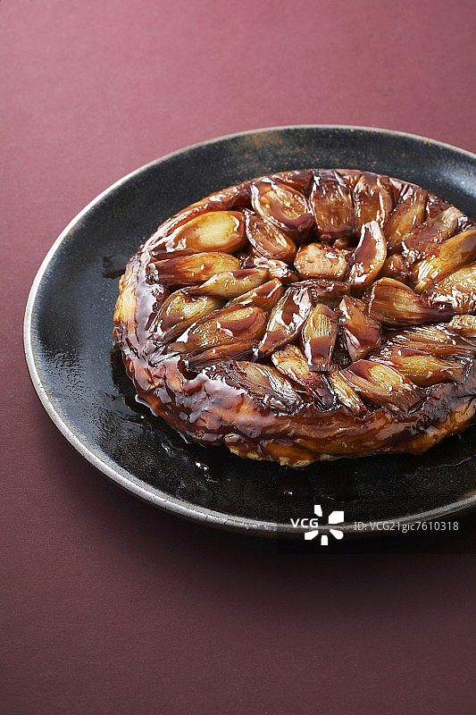 盘子里的红葱塔图片素材