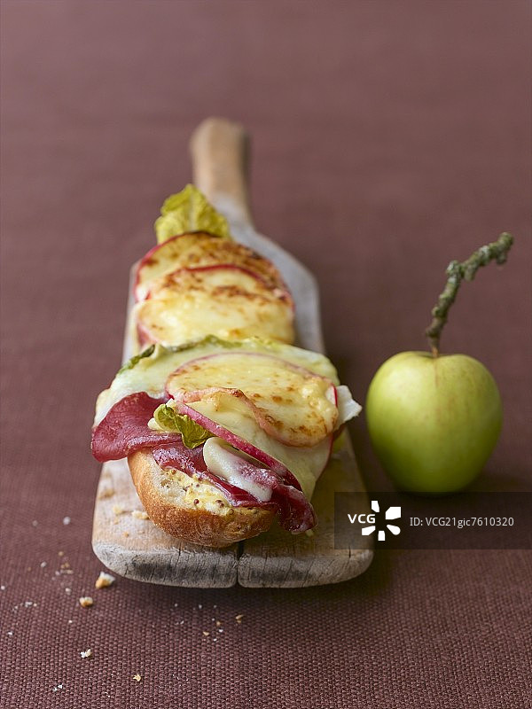 烤法棍面包搭配拉克莱特奶酪图片素材