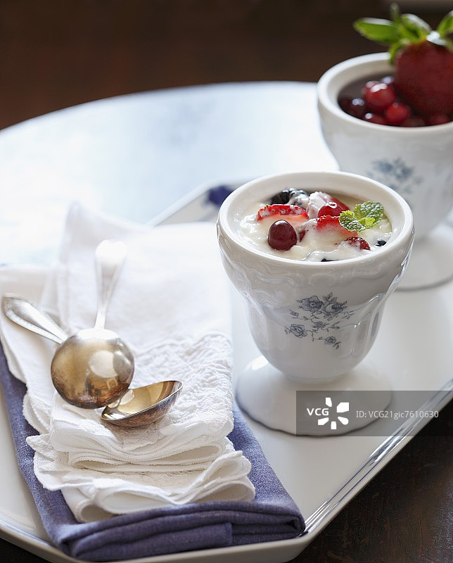 古董碗中盛放的希腊酸奶和新鲜浆果图片素材