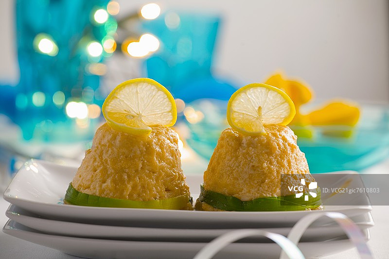 新年夜三文鱼慕斯图片素材