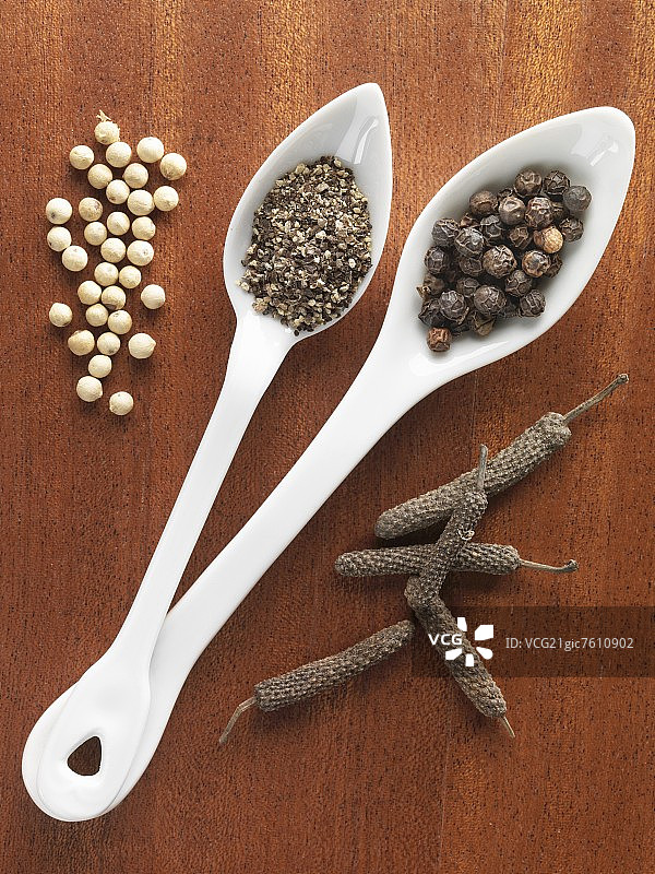 白色、黑色和长胡椒图片素材