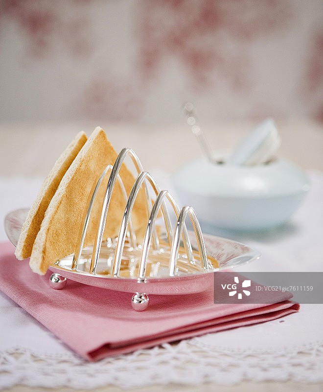 古董吐司架上的吐司图片素材