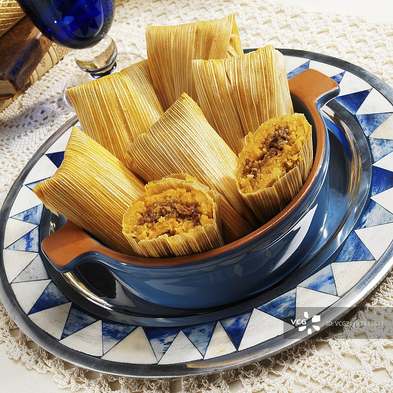 蓝色碗里的牛肉玉米粉蒸肉图片素材