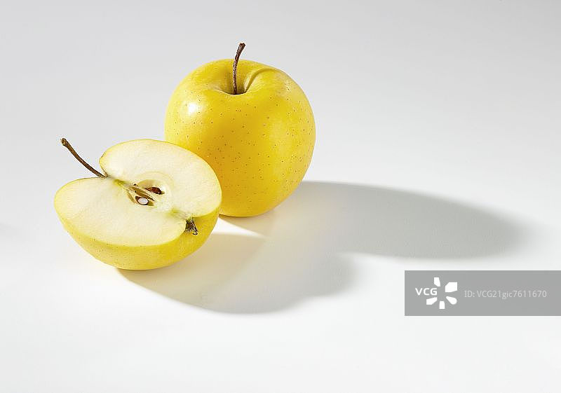 完整的苹果和半个苹果（金冠）图片素材