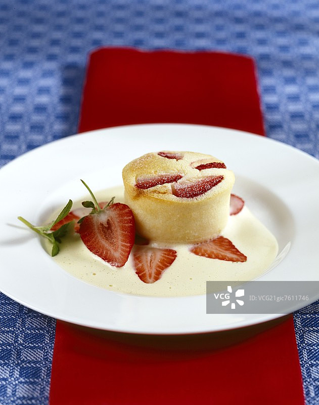 香草萨芭雍小草莓蛋糕图片素材