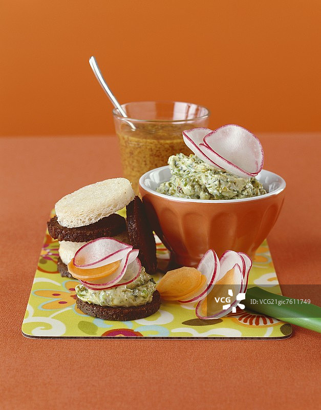 开心果酱和自制芥末酱图片素材