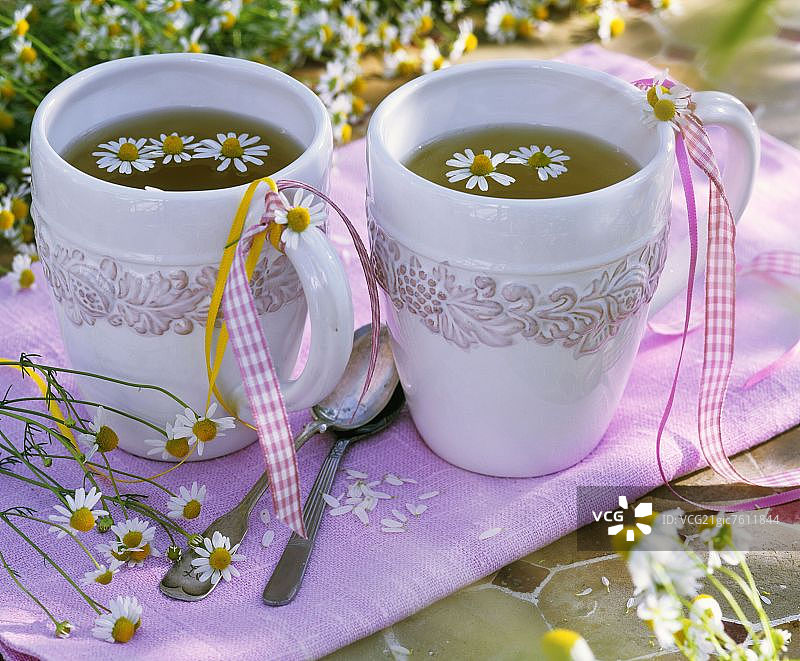 两杯系着丝带的甘菊花茶图片素材