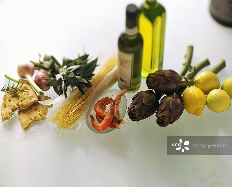 橄榄油、蔬菜、虾、柠檬和面条静物图片素材