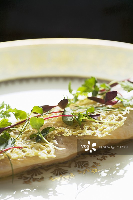 搭配帕尔马干酪网格的红点鲑图片素材