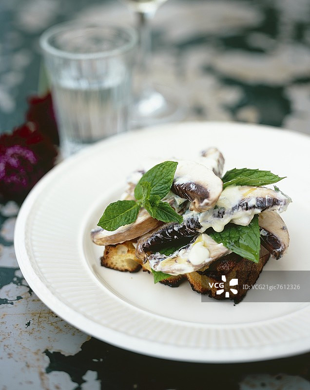 搭配法式鲜奶油吐司的褐菇图片素材