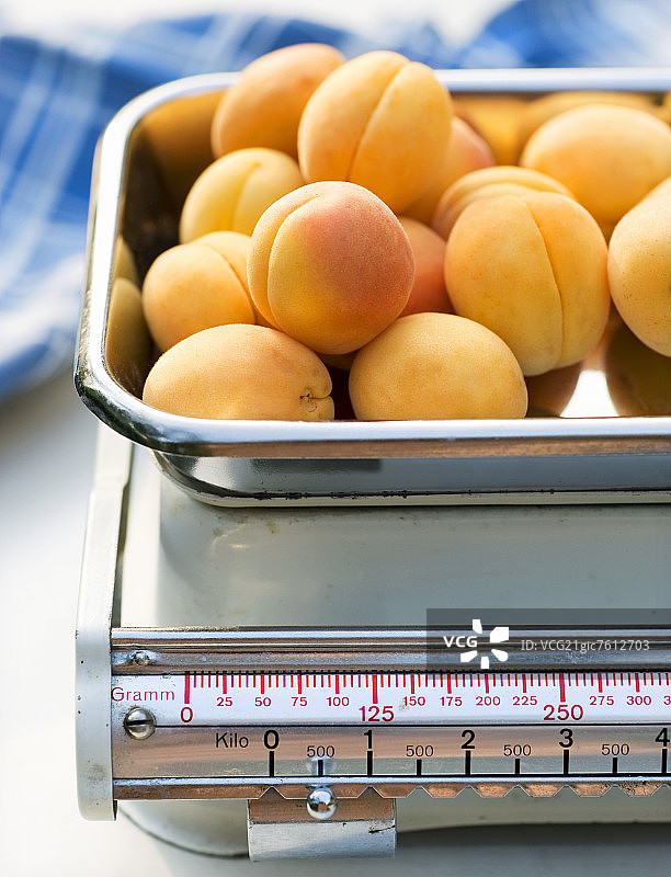 厨房秤上的杏子图片素材