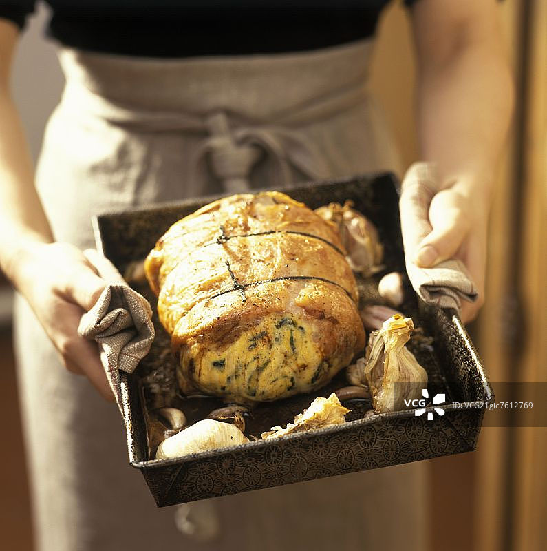 厨师拿着羊排图片素材