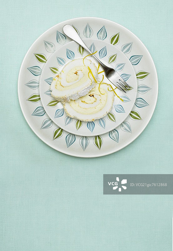 两片柠檬蛋白酥皮卷（俯视图）图片素材