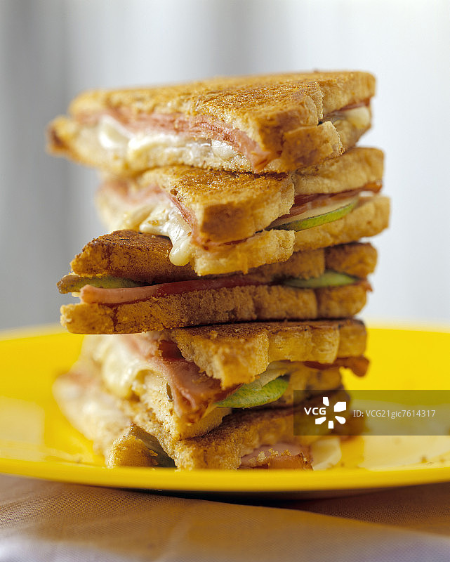 堆叠的火腿奶酪吐司图片素材