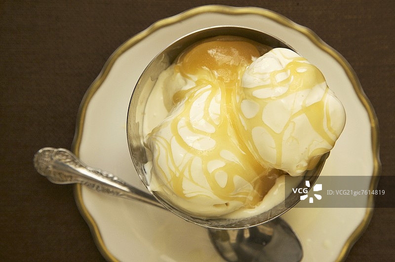 香草冰淇淋和奶油糖果酱碗（俯视）图片素材