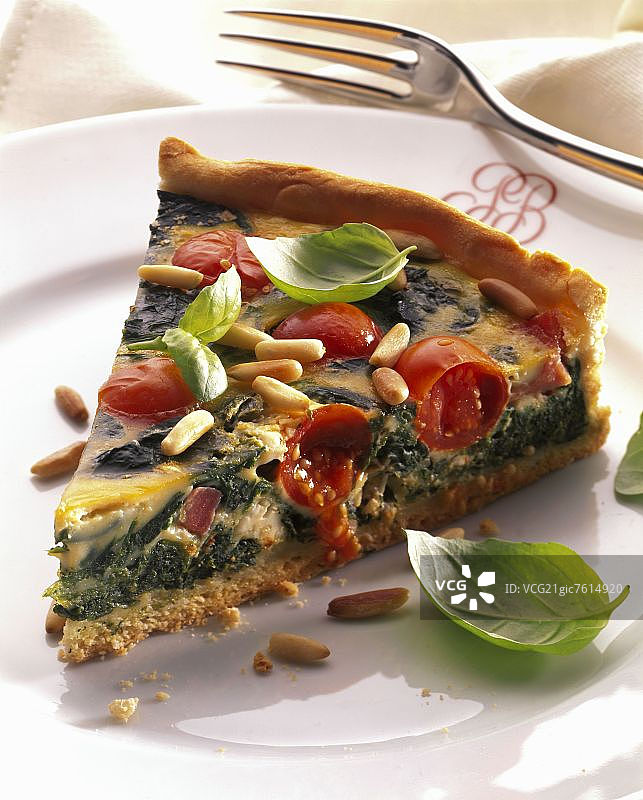菠菜番茄乳蛋饼配松子和罗勒图片素材